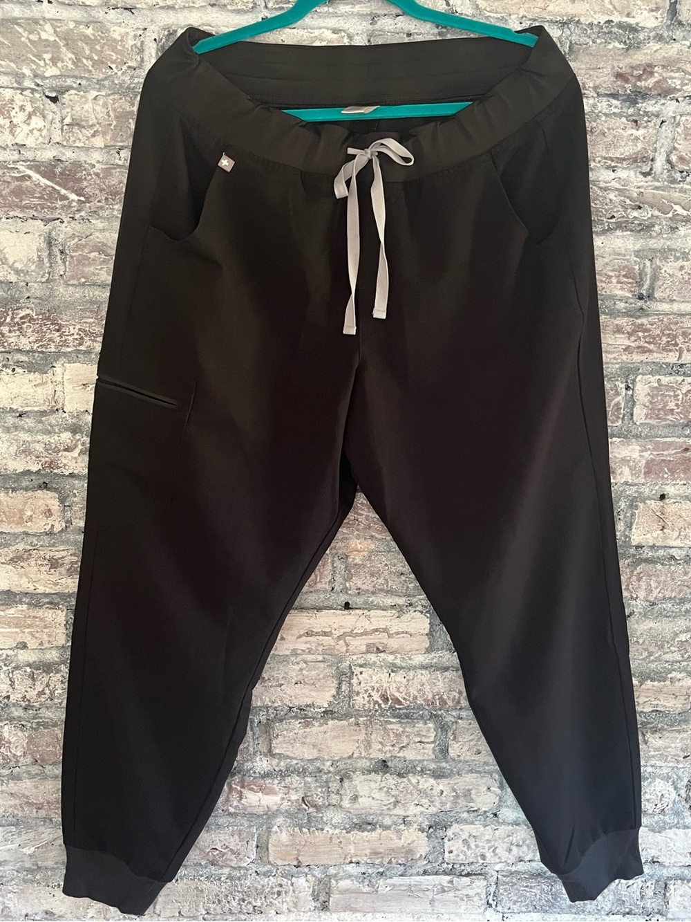Figs Technical Collection Black Scrub Joggers zip pockets & Drawstring. Unisex - Picture 6 of 14